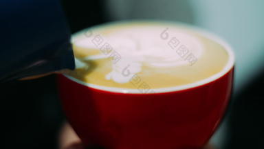 专业咖啡师倒牛奶咖啡杯使不错的拿铁模式